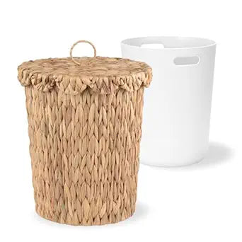 2.6 Gallon Wicker Trash Can with Scalloped Edge Lid, Wicker Waste Basket with Removable Plastic Liner for Bathroom, Bedroom, Office, Home