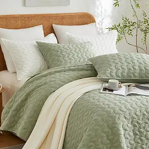 Sage Green Triangle Pattern Quilt Queen Size, 3-Pieces Queen Quilt Bedding Set Coverlet Lightweight Bedding comforters with 2 Pillow Shams