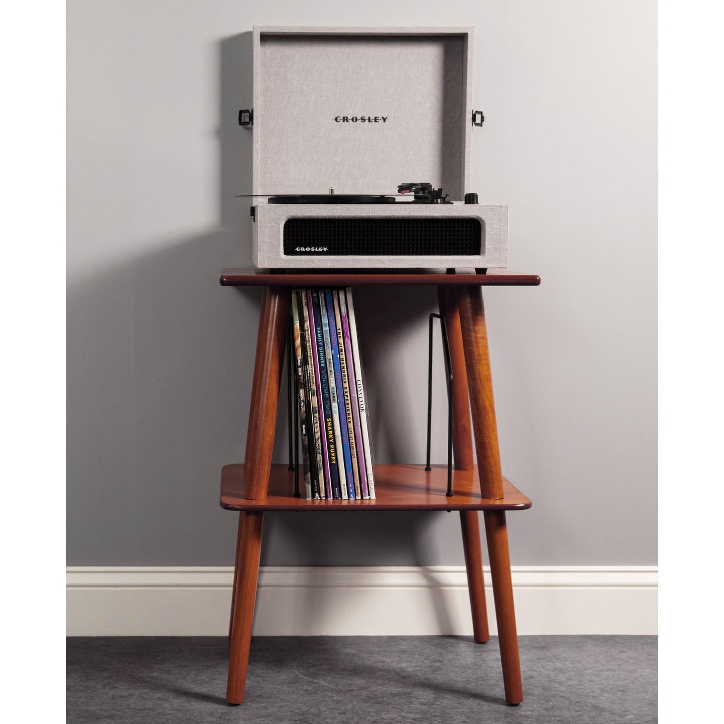 Crosley Soporte Giratorio de Madera y Metal de Mediados de Siglo Manchester en Color Pimentón
