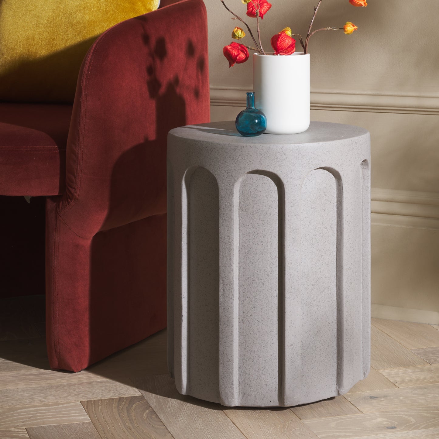 Safavieh Nikolaus Modern Magnesium Oxide Round End Table, Gray