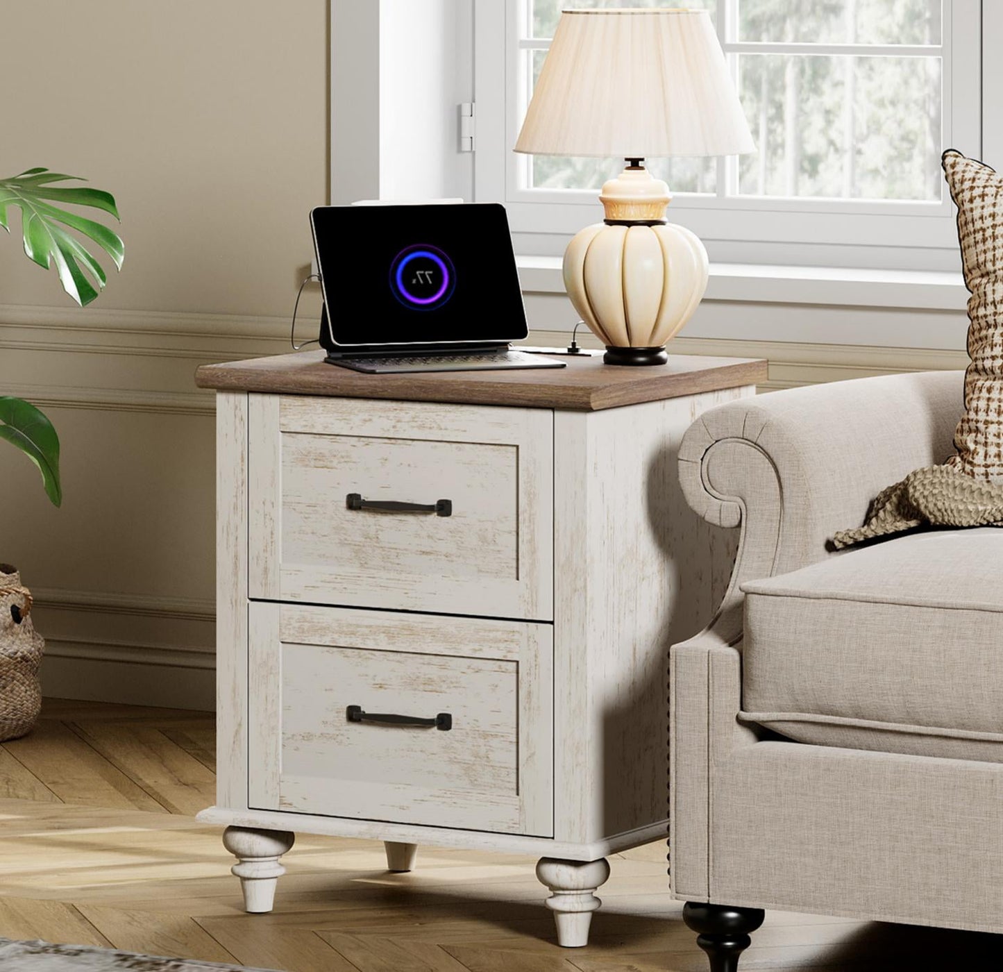 Mesa Auxiliar con 2 Cajones, Mesa Final Estilo Farmhouse con Estación de Carga, Mesa de Noche de Madera para Dormitorio y Sala de Estar, Blanco Antiguo