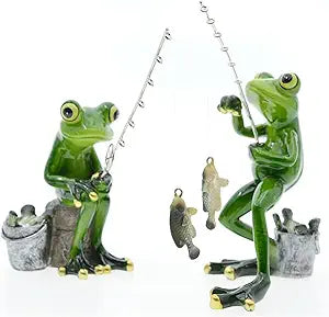 Queemie Funny Fishing Frogs Statues, 2pcs Mascot Animals Ornaments Anglers Lovers Collectible Figurines Sculptures for Outdoor Lawn Yard Garden Home Office Desk Decoration