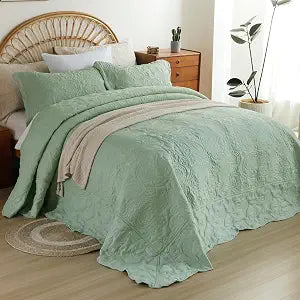 EVENHUG Oversized King Quilt California King Size Lightweight Bedding Set Reversible Bedspread Coverlets for All Seasons 3 Piece (Sage Green 120"x128")