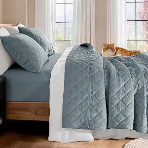 Luxury Velvet Quilt Set King Size 3 Piece, Soft Channel Stitch Velvet Comforter Set with 2 Pillow Shams, Lightweight Coverlet Bedspread Bedding Set for All Seasons, Stormy Blue