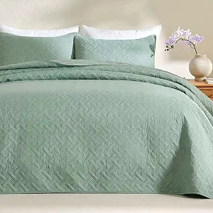 JYHOPE Sage Green King Quilt Set 102x90 Oversized Lightweight Microfabric Bedspread, 3-Piece Quilt Bedding with Pillow Shams, Cooling Summer Quilts, Gift Wrapped