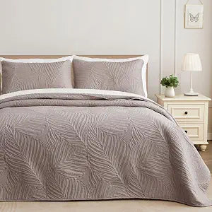 Exclusivo Mezcla California King Quilt Bedding Set, Lightweight Taupe Quilts Cal Oversized King Size for All Seasons, Soft Microfiber Bedspreads Coverlets with Leaf Pattern, 3 Piece