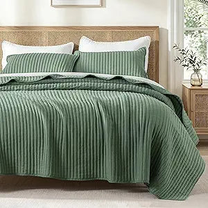 Exclusivo Mezcla King Size Quilt Bedding Set, Lightweight Stripe Quilted Quilts King Size for All Seasons, Soft Microfiber Bedspreads Coverlets Bed Cover (Dark Green, 104"x96")
