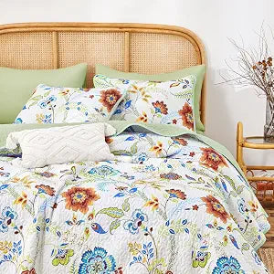 Wake In Cloud - Boho Quilt Set, Floral Bohemian Chic Country Botanical Colorful Funky Flower Pattern, Reversible Lightweight Bedspread Coverlet, 3 Pieces, Green White, King Size
