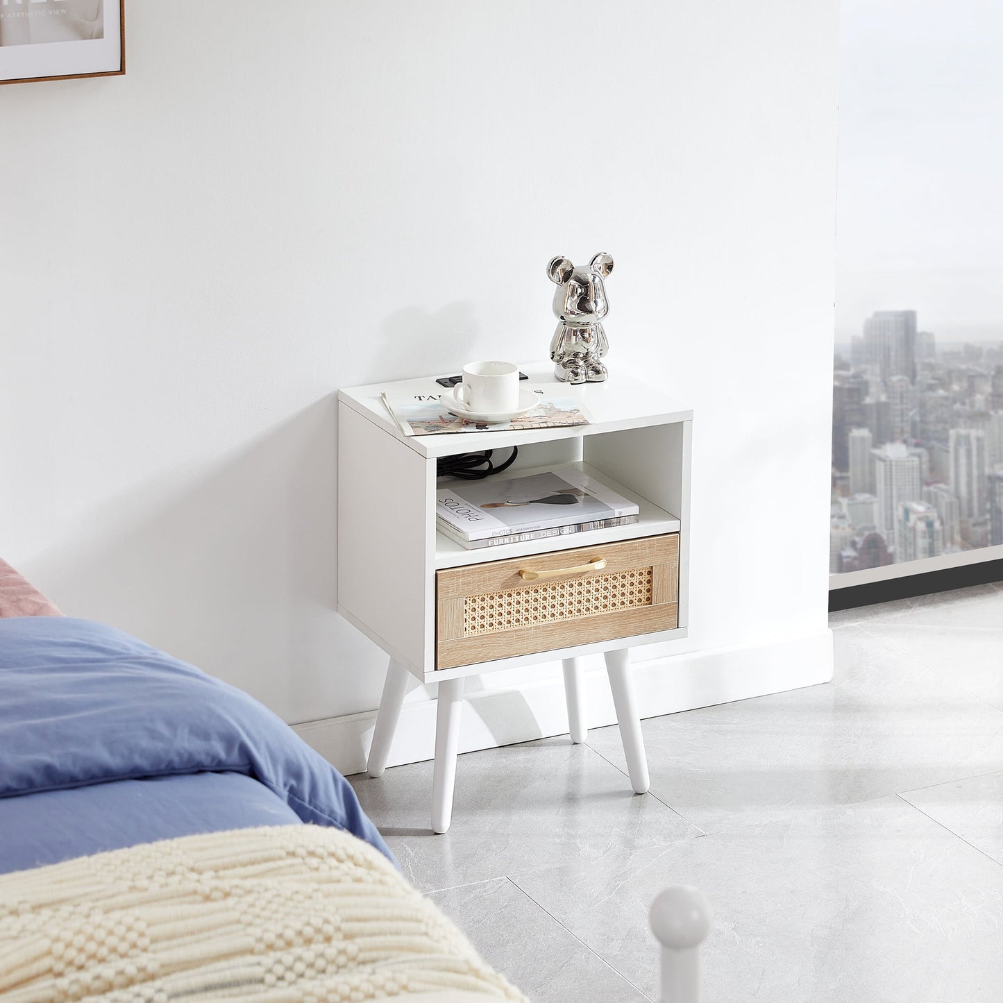 MAYEERTY Mesa Auxiliar de RatÃ¡n de 15,75" con Toma de Corriente y Puertos USB - Mesita de Noche Moderna con CajÃ³n y Patas de Madera Maciza, Blanco
